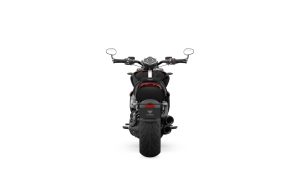 Triumph Rocket 3 Storm R 2027 in Sapphire Black mit Baja Orange – Heckansicht vor weißem Studiohintergrund