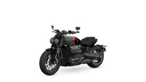 Triumph Rocket 3 Storm R 2027 in Sapphire Black mit Baja Orange – Dreiviertel-Frontansicht von links vor weißem Studiohintergrund