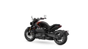Triumph Rocket 3 Storm R 2027 in Sapphire Black mit Baja Orange – Dreiviertel-Heckansicht von links vor weißem Studiohintergrund