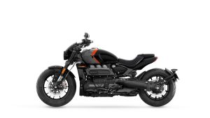 Triumph Rocket 3 Storm R 2027 in Sapphire Black mit Baja Orange – Seitenansicht von links vor weißem Studiohintergrund