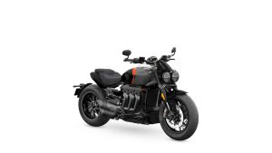 Triumph Rocket 3 Storm R 2027 in Sapphire Black mit Baja Orange – Dreiviertel-Frontansicht von rechts vor weißem Studiohintergrund