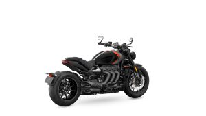 Triumph Rocket 3 Storm R 2027 in Sapphire Black mit Baja Orange – Dreiviertel-Heckansicht von rechts vor weißem Studiohintergrund