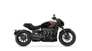 Triumph Rocket 3 Storm R 2027 in Sapphire Black mit Baja Orange – Seitenansicht von rechts vor weißem Studiohintergrund