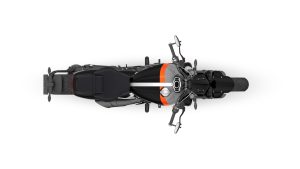 Triumph Rocket 3 Storm R 2027 in Sapphire Black mit Baja Orange – Draufsicht vor weißem Studiohintergrund