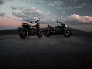 Triumph Rocket 3 Storm R 2027 – beide Modelle Rocket 3 Storm R und Storm GT nebeneinander in der Abenddämmerung