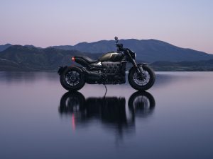 Triumph Rocket 3 Storm R 2027 – Seitenansicht am Wasser mit Spiegelung in der Dämmerung