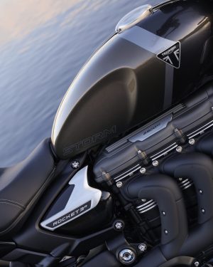 Triumph Rocket 3 Storm R 2027 – Detailansicht des Ironstone-Tanks mit Kupfereffekt