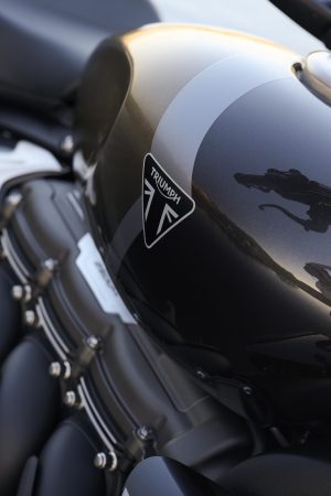 Triumph Rocket 3 Storm R 2027 – Detailansicht des zweifarbigen Tanks in Ironstone und Storm Grey mit Triumph-Emblem