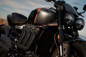Triumph Rocket 3 Storm R 2027 – Detailansicht der Frontpartie in Sapphire Black mit Baja-Orange-Streifen