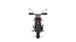 Triumph Scrambler 400 X 2027 in Matt Pewter Grey mit Matt Khaki Green – Heckansicht vor weißem Studiohintergrund