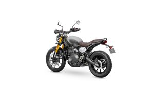 Triumph Scrambler 400 X 2027 in Matt Pewter Grey mit Matt Khaki Green – Dreiviertel-Heckansicht von links vor weißem Studiohintergrund