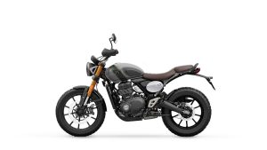 Triumph Scrambler 400 X 2027 in Matt Pewter Grey mit Matt Khaki Green – Seitenansicht von links vor weißem Studiohintergrund