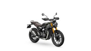 Triumph Scrambler 400 X 2027 in Matt Pewter Grey mit Matt Khaki Green – Dreiviertel-Frontansicht von rechts vor weißem Studiohintergrund