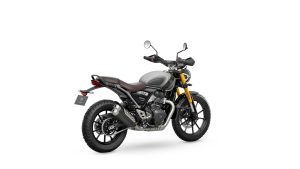Triumph Scrambler 400 X 2027 in Matt Pewter Grey mit Matt Khaki Green – Dreiviertel-Heckansicht von rechts vor weißem Studiohintergrund