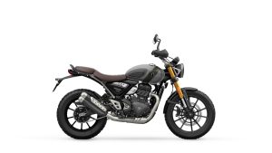 Triumph Scrambler 400 X 2027 in Matt Pewter Grey mit Matt Khaki Green – Seitenansicht von rechts vor weißem Studiohintergrund