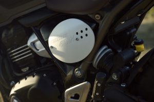 Triumph Scrambler 400 X 2027 – Detailansicht von Motor und Seitendeckel mit Scrambler-400-X-Schriftzug