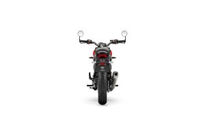 Triumph Speed 400 2027 in Racing Red und Pewter Grey – Heckansicht vor weißem Studiohintergrund