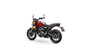 Triumph Speed 400 2027 in Racing Red und Pewter Grey – Dreiviertel-Heckansicht von links vor weißem Studiohintergrund