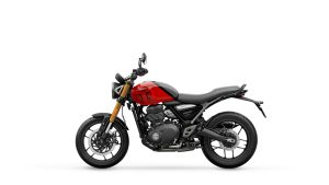 Triumph Speed 400 2027 in Racing Red und Pewter Grey – Seitenansicht von links vor weißem Studiohintergrund