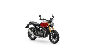 Triumph Speed 400 2027 in Racing Red und Pewter Grey – Dreiviertel-Frontansicht von rechts vor weißem Studiohintergrund