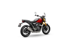 Triumph Speed 400 2027 in Racing Red und Pewter Grey – Dreiviertel-Heckansicht von rechts vor weißem Studiohintergrund