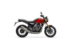 Triumph Speed 400 2027 in Racing Red und Pewter Grey – Seitenansicht von rechts vor weißem Studiohintergrund