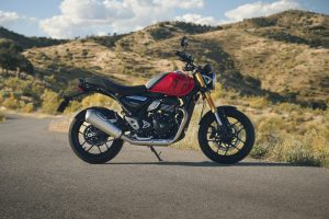 Triumph Speed 400 2027 – Seitenansicht auf einer Landstraße vor Hügellandschaft