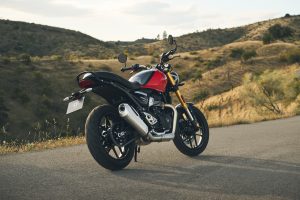 Triumph Speed 400 2027 – Dreiviertel-Heckansicht auf einer Landstraße