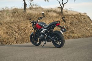 Triumph Speed 400 2027 – Dreiviertel-Frontansicht an einem grasbewachsenen Hang