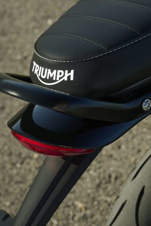 Triumph Speed 400 2027 – Detailansicht der Sitzbank mit geprägtem Triumph-Schriftzug