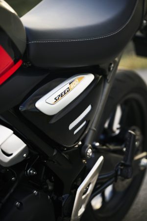 Triumph Speed 400 2027 – Detailansicht der Seitenverkleidung mit Speed-400-Schriftzug