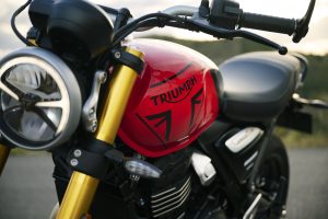 Triumph Speed 400 2027 – Detailansicht von Tank und Rundscheinwerfer