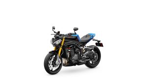 Triumph Speed Triple 1200 RS 2027 in Jet Black und Maui Blue – Dreiviertel-Frontansicht von links vor weißem Studiohintergrund