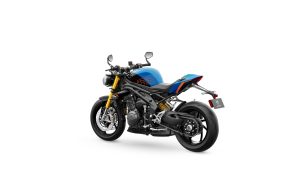 Triumph Speed Triple 1200 RS 2027 in Jet Black und Maui Blue – Dreiviertel-Heckansicht von links vor weißem Studiohintergrund