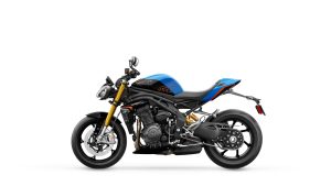 Triumph Speed Triple 1200 RS 2027 in Jet Black und Maui Blue – Seitenansicht von links vor weißem Studiohintergrund