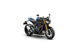 Triumph Speed Triple 1200 RS 2027 in Jet Black und Maui Blue – Dreiviertel-Frontansicht von rechts vor weißem Studiohintergrund