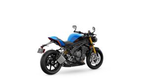 Triumph Speed Triple 1200 RS 2027 in Jet Black und Maui Blue – Dreiviertel-Heckansicht von rechts vor weißem Studiohintergrund