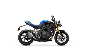 Triumph Speed Triple 1200 RS 2027 in Jet Black und Maui Blue – Seitenansicht von rechts vor weißem Studiohintergrund