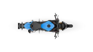Triumph Speed Triple 1200 RS 2027 in Jet Black und Maui Blue – Draufsicht vor weißem Studiohintergrund
