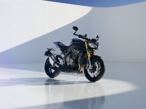 Triumph Speed Triple 1200 RS 2027 – Dreiviertel-Frontansicht in dramatischem Studiolicht