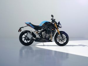 Triumph Speed Triple 1200 RS 2027 – Seitenansicht in dramatischem Studiolicht
