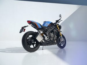 Triumph Speed Triple 1200 RS 2027 – Dreiviertel-Heckansicht in dramatischem Studiolicht