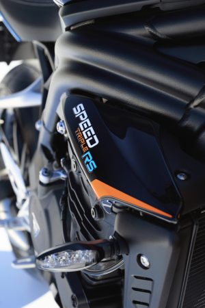 Triumph Speed Triple 1200 RS 2027 – Detailansicht von Heck und Auspuff mit Speed-RS-Schriftzug