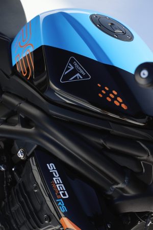 Triumph Speed Triple 1200 RS 2027 – Detailansicht von Scheinwerfer und Tank in Maui Blue mit Tangerine-Orange-Akzent