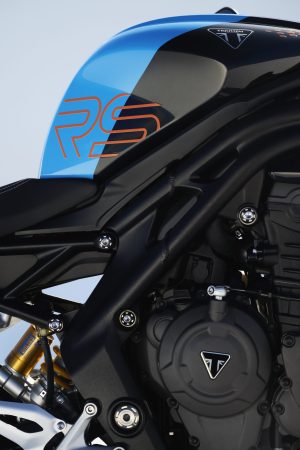 Triumph Speed Triple 1200 RS 2027 – Detailansicht von Tank und Dreizylindermotor mit RS-Grafik