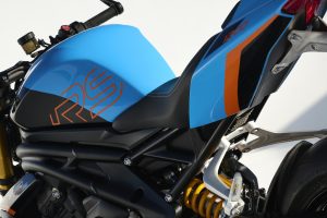 Triumph Speed Triple 1200 RS 2027 – Detailansicht des Tanks mit RS-Grafik in Maui Blue und Tangerine Orange