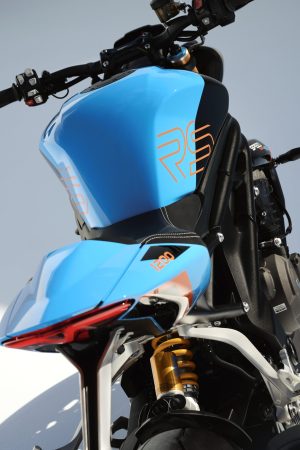 Triumph Speed Triple 1200 RS 2027 – Detailansicht der Maui-Blue-Heckabdeckung mit goldener Gabel