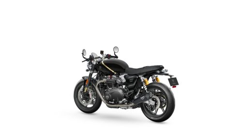 Triumph Speed Twin 1200 TFC 2027 – linke Seite in schräger Heckansicht im Betonstudio mit goldenen Öhlins-Federbeinen und TFC-Kennzeichenhalter