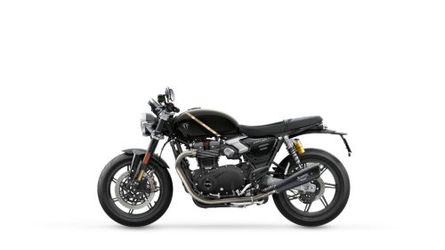 Triumph Speed Twin 1200 TFC 2027 – linke Seitenansicht im Profil im Betonstudio, Café-Racer-Silhouette mit goldenem Öhlins-Federbein und Akrapovič-Schalldämpfer