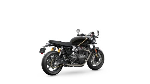 Triumph Speed Twin 1200 TFC 2027 – rechte Seite in schräger Heckansicht im Betonstudio mit Akrapovič-Schalldämpfer, goldener Kette und Öhlins-Federbein